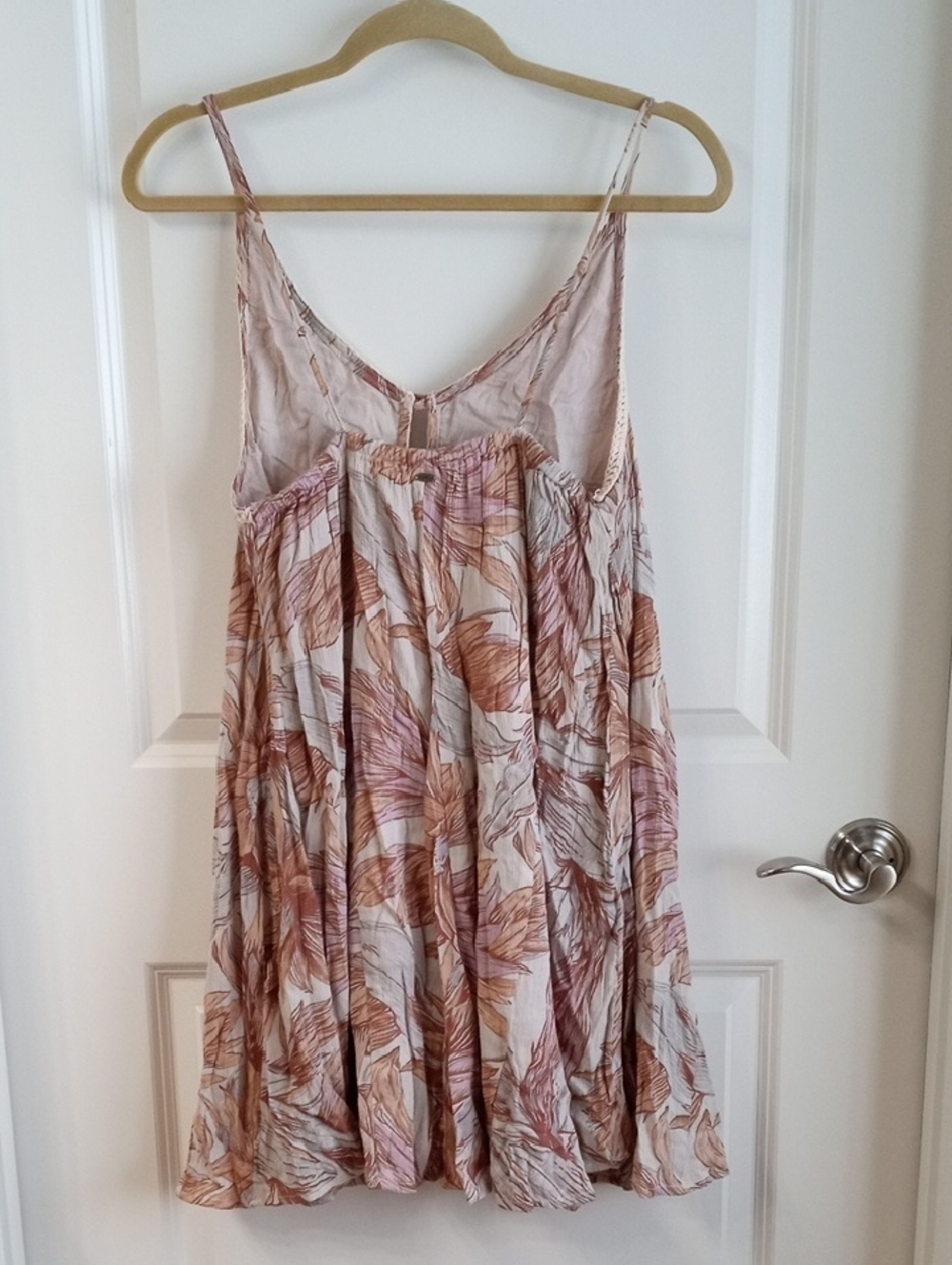 O'Neill Floral Spaghetti-Strap Mini Dress in Cream and Peach Hues. Size Small - Picture 9 of 15